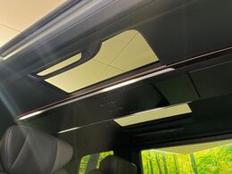 【左右独立ムーンルーフ】2列目左右席にそれぞれ配置されたガラスルーフ！日差しに合わせて片側だけシェードを閉めることも可能です！