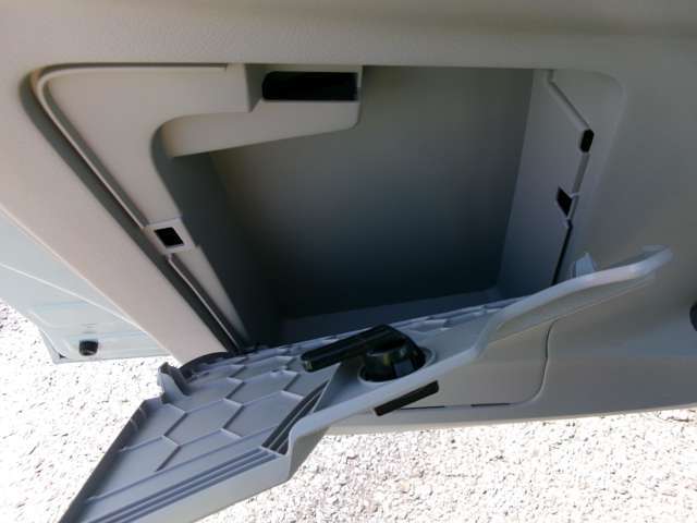 助手席ドアの内張りに車検証ケースを入れる専用のスペースがありますので便利です。