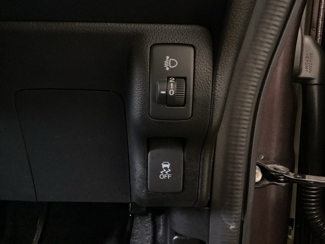 ハンドルの右側にはヘットライトリベライザーとVSA（ABS＋TCS＋横滑り抑制）の解除スイッチがついています。ヘッドライトリベライザーは道路状況や積荷の加重に応じてライトの高さを調節できます。