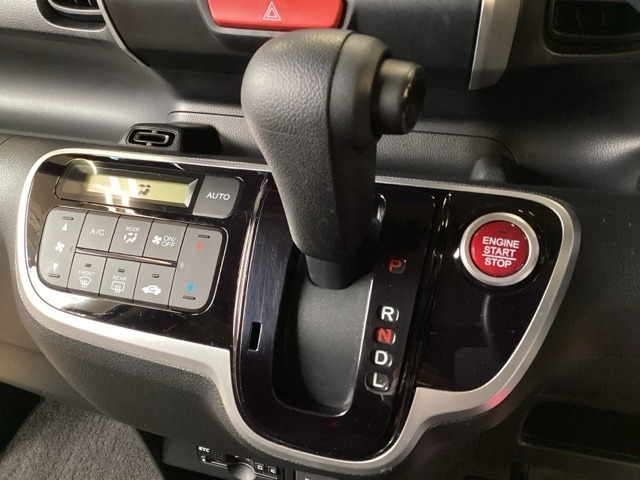 CVT車のセレクトレバーです。低速から高速まで、変速ショックのないスムーズな走りを実現するとともに、エンジン効率のよい領域を維持することで燃費にも貢献します。