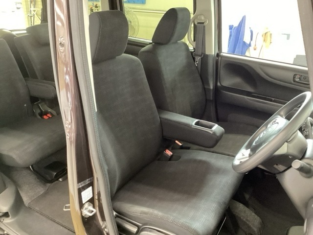 女性でも運転がしやすいように、シートの高さ調整機能（シートリフター）がついています。運転席と助手席の間が空いている為、助手席側への移動がスムーズです。交通量の多い道でも助手席側から乗り降りができます。