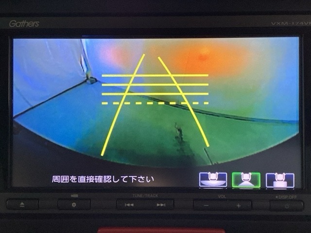 バックでの車庫入れも安心です！　リアカメラが付いているバックモニター付のナビを装備しております。操作線もついており距離感も画面から確認できます。