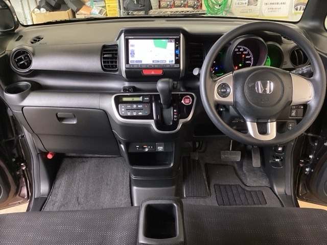 車内は光触媒抗菌消臭施工済です。インパネ周りはスタイリッシュなデザインで機能や装備も充実しています。グローブボックスやカップホルダーのほかにトレーなどたくさんの収納スペースが付いています。