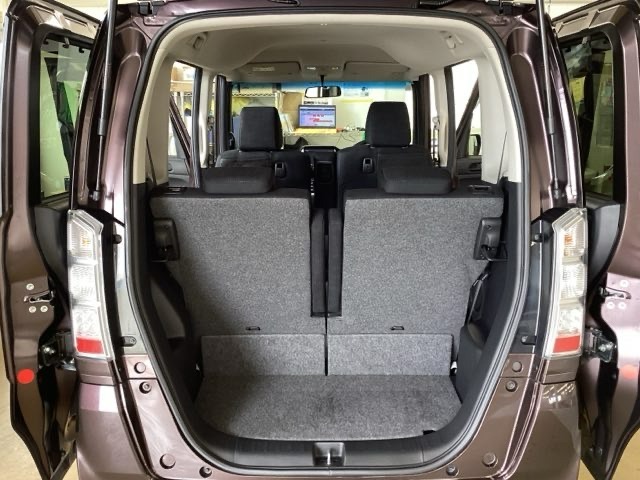 開口部も広く荷物の積み下ろしもしやすいお車となっております。シートの背もたれは5：5の割合で分割して可倒できるので、長いお荷物などを載せることもできます。