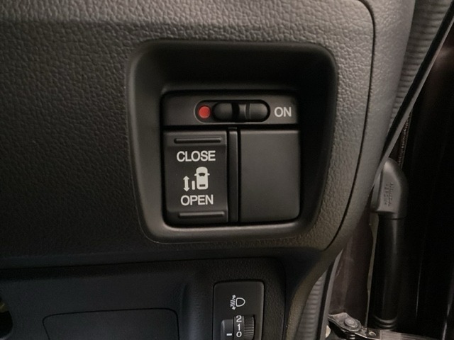 左側電動スライドドアは運転席からでも操作ができるように、ハンドル付近に開閉の操作スイッチが付いています。