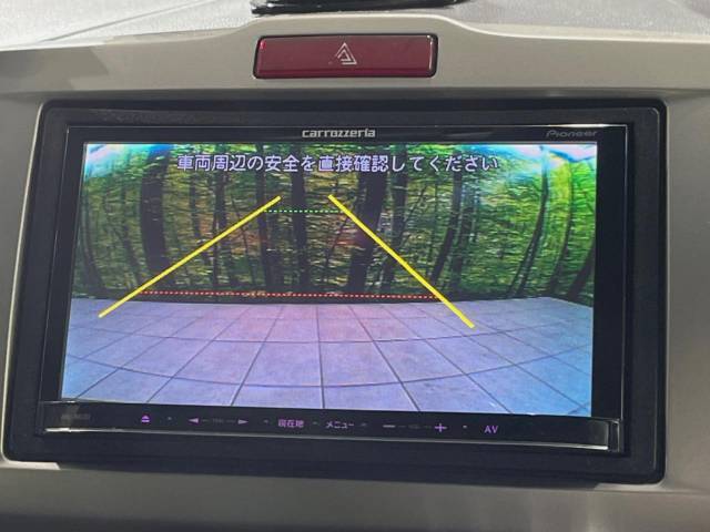 【バックカメラ】駐車時に後方がリアルタイム映像で確認できます。大型商業施設や立体駐車場での駐車時や、夜間のバック時に大活躍！運転スキルに関わらず、今や必須となった装備のひとつです！