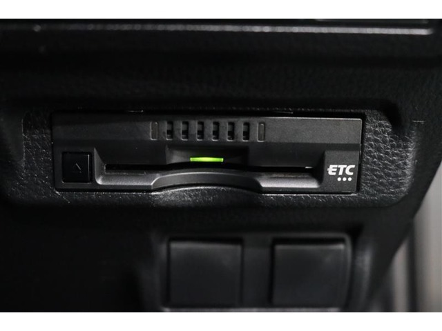 スッキリ装着されたビルトインタイプのETC！高速道路走行の料金所をノンストップで通過できます。※ ETCカードのお申し込みも当社にお任せ下さい！