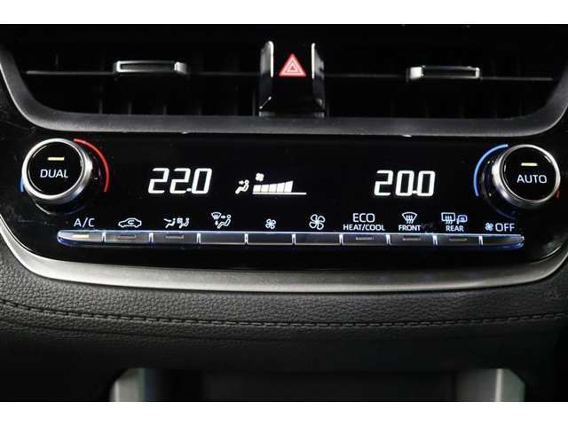 運転席と助手席、それぞれ温度調節ができ、オールシーズン快適なオートエアコンとなっております！