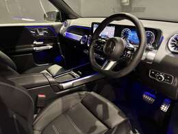 【PRE-SAFE】急ブレーキや危険なステアリング操作等を感知したときに、乗員の安全性を向上させる動作をします。