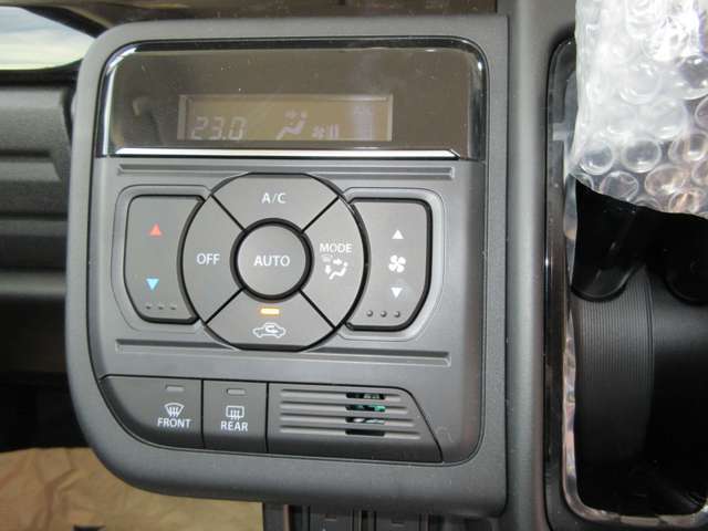 こちらの車両はオートエアコンを装備しております。簡単操作で車内温度が一定に保てるので、快適なドライブにはおすすめの装備です。