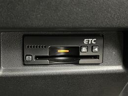 【ETC】有料道路を利用する際に料金所で停止することなく通過できる、ETC車載器（ノンストップ自動料金収受システム機器）が装備されています。セットアップを行うことで利用可能になります。