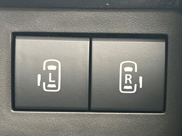 【両側パワースライドドア】スマートキーや運転席のスイッチで後席両側スライドドアの開閉が可能♪電動だから力を入れてドアを開ける必要が無く、小さなお子様でも簡単に開け閉めでき快適です♪