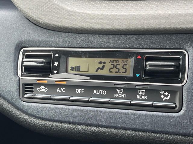 【オートエアコン】一度お好みの温度に設定すれば、車内の温度を検知し風量や温度を自動で調整。暑い…寒い…と何度もスイッチ操作をする必要はありません。快適な車内空間には必須の機能ですね♪