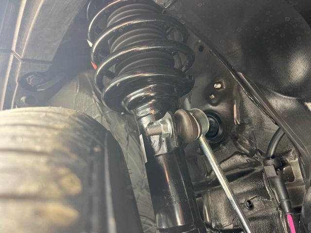 お車を安心してお乗りいただく為には、足回りの定期点検が欠かせません。サービスサポート（有償保証）では無料点検もご提供しており、安心のカーライフをお過ごしいただけるサポート体制が整っています。