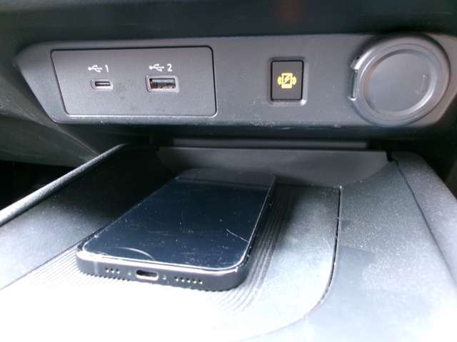 メーカーオプションのワイヤレス充電器（メーカーオプション）。Qi規格対応スマートフォンの充電器を、センターコンソールに装備。USBコードを接続することなく、手軽に充電出来ます。