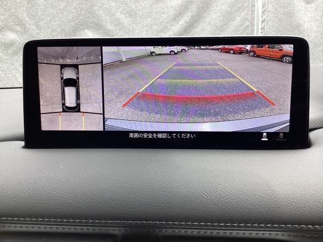 狭い場所での駐車やすれ違いなどでより的確な運転操作に役立つ360°ビューモニターが装備されています。