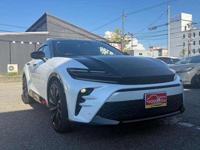 「HOLD」スイッチを押し、システムONの状態にしておくことで、渋滞や信号待ちなどでブレーキペダルを踏んで停車した時にブレーキを保持。アクセルペダルを踏むと解除されます