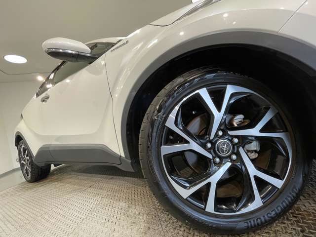 【　18インチアルミホイール　】アルミホイールが足元を飾ります！！車って横から見たとき3割がタイヤホイールと言われています！！カッコイイ方がいいに決まってます！！