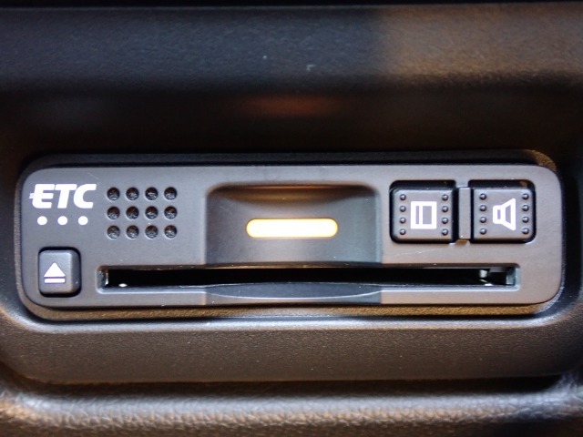 ■【ETC車載器】が装備されています。セットアップをしてお渡しとなり、ETCカードを差し込むだけで高速道路の利用が可能です。