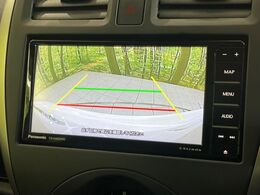 【バックカメラ】駐車時に後方がリアルタイム映像で確認できます。大型商業施設や立体駐車場での駐車時や、夜間のバック時に大活躍！運転スキルに関わらず、今や必須となった装備のひとつです！