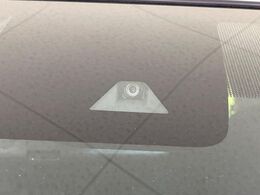 【エマージェンシーブレーキ】走行中に前方の車両等を認識し、衝突しそうな時は警報とブレーキで衝突回避と被害軽減をアシスト。より安全にドライブをお楽しみいただけます。