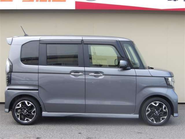 両側パワースライドドア付きだから、狭い駐車スペースなどでの 乗り降りラクラク！小さなお子さまのいるご家庭には嬉しい装備。