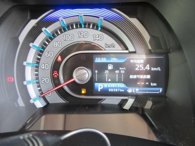 シンプルでスッキリしたメーターデザインはドライブを楽しくさせます。最近のお車は低燃費運転をしていただくと標記がかわる工夫も施されています。あなた好みのアクセントをつけてみるのも良いかもしれませんよ！