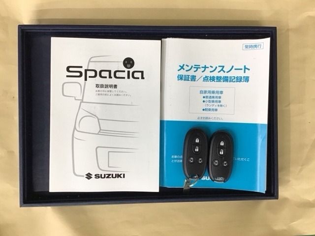 メンテナンスノート【点検整備記録簿・保証書】、取説も揃ってます。スマートキーはバッグなどにしまったままボタン操作でエンジンの始動・停止ができて大変便利です