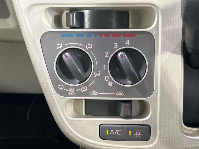 寒い冬も暑い夏も全席に快適な空調を届けてくれる、ダイヤル式エアコンを装備♪