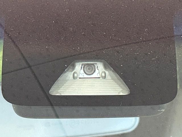 【スマートアシスト】走行中に前方の車両等を認識し、衝突しそうな時は警報とブレーキで衝突回避と被害軽減をアシスト。より安全にドライブをお楽しみいただけます。