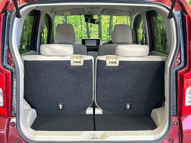 積み下ろしのしやすいデッキにはたっぷりと荷物を積み込んでいただけます。遊びから仕事まで、様々なシーンで頼れます♪