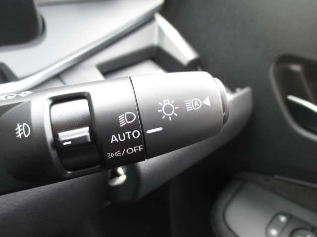 車外の明るさに応じでライトを点灯、消灯してくれるオートライト機能です☆お天気の良い昼間のトンネル走行などオートにしてると便利で安心です☆エンジン停止時にライトの消し忘れも無くなります☆