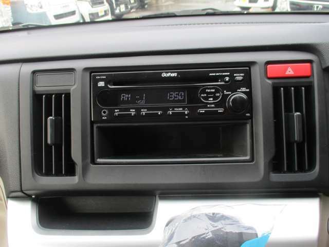 こちらの車両はオーディオがついています！CDとラジオが利用できます。
