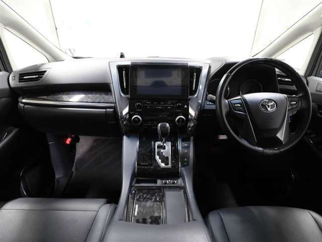 上質で落ち着いた印象のインパネ。視界も広々で運転しやすいです。