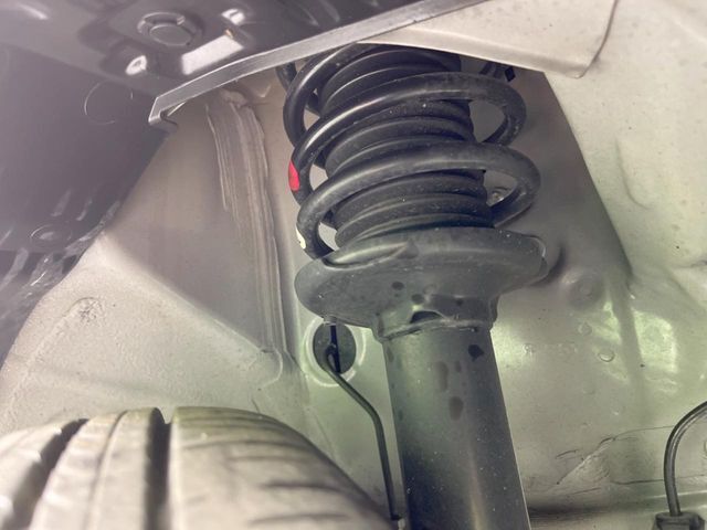 お車を安心してお乗りいただく為には、足回りの定期点検が欠かせません。サービスサポート（有償保証）では無料点検もご提供しており、安心のカーライフをお過ごしいただけるサポート体制が整っています。