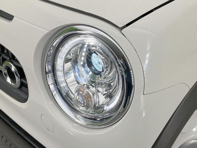 【LEDヘッドライト】悪天候や夜間走行時も良好な視界を確保し安心して運転できる高輝度LEDヘッドライトを装備！点灯速度が早く、消費電力も抑えられています。