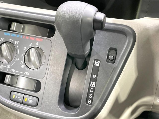 インパネシフトならハンドルからの移動距離が短く操作もスムーズ！また、足元が広くなりすっきりしますので、大柄な方でも快適にお過ごしいただけます。