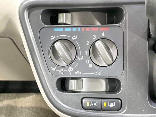寒い冬も暑い夏も全席に快適な空調を届けてくれる、ダイヤル式エアコンを装備♪