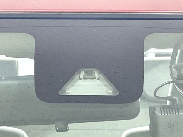 【スマートアシスト】走行中に前方の車両等を認識し、衝突しそうな時は警報とブレーキで衝突回避と被害軽減をアシスト。より安全にドライブをお楽しみいただけます。