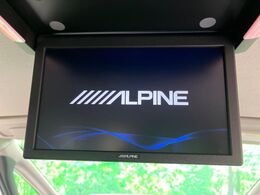 【フリップダウンモニター】大画面モニターで後席でもエンタメをお楽しみいただけます。小さなお子様にも大人気の装備です♪