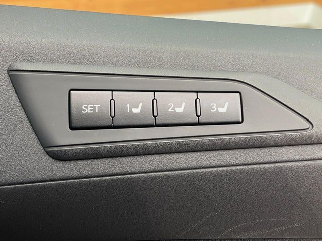 【メモリー機能付きパワーシート】ドライバーごとに設定したシート位置を記憶して、ボタン一つで切り替えできる便利な機能！運転する方が複数名いらっしゃるご家庭におすすめです♪