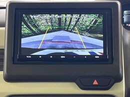 【バックカメラ】駐車時に後方がリアルタイム映像で確認できます。大型商業施設や立体駐車場での駐車時や、夜間のバック時に大活躍！運転スキルに関わらず、今や必須となった装備のひとつです！