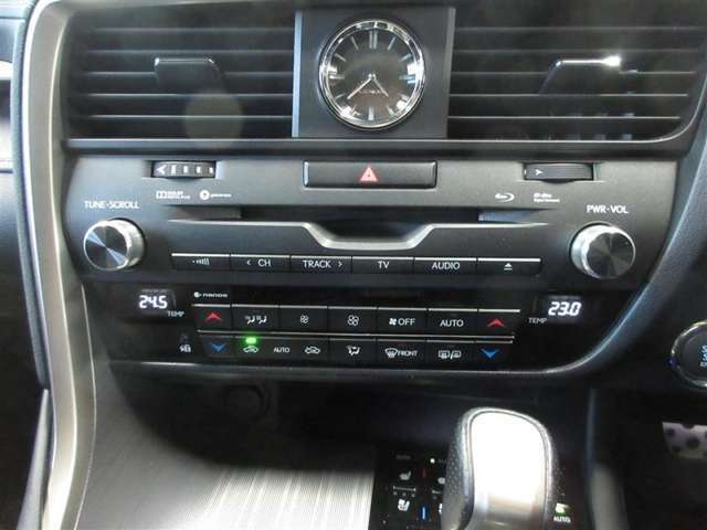 左右独立温度コントロールが可能なフルオートエアコン装備。