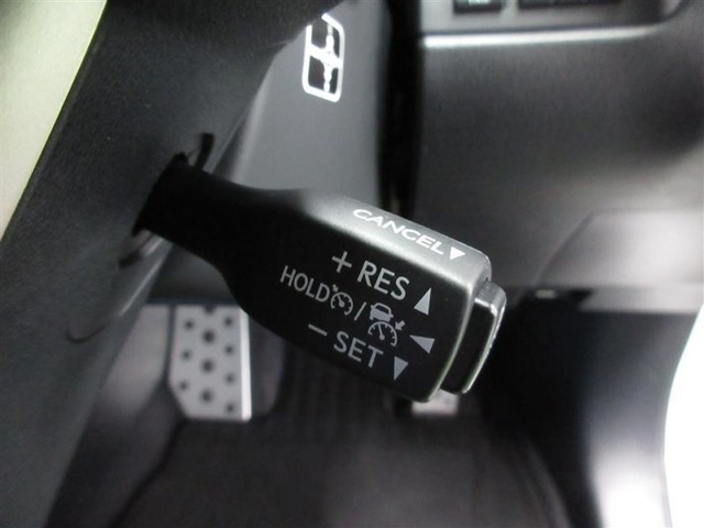 ミリ波レーダーと単眼カメラで、車速に応じた車間距離を保ちながら追従走行を支援するクルーズコントロール。