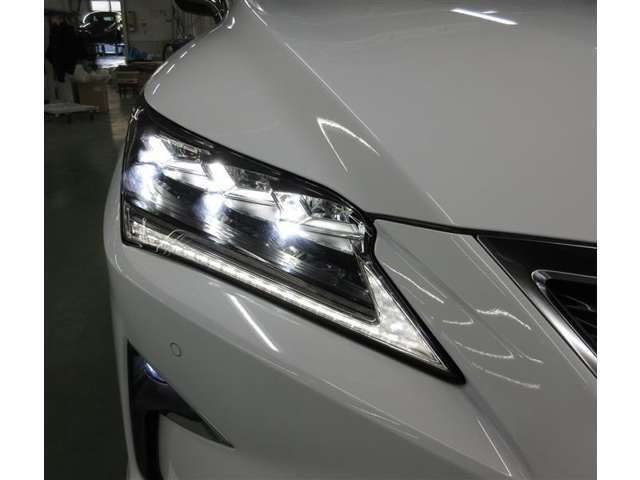 3眼フルLEDヘッドランプ（ロー・ハイビーム）＆LEDフロントシーケンシャルシグナルランプ/LEDクリアランスランプ