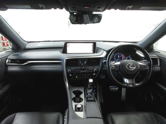 内装デザインは日本のメーカーの良さを生かし、職人の「匠」の技術を体現したような高品質な仕上げが魅力です。