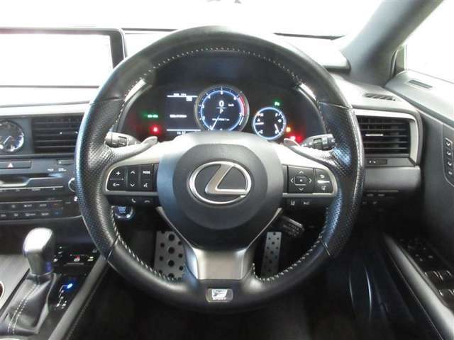 F SPORT専用ディンプル本革ステアリング〈パドルシフト付）