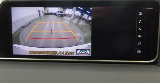 バックモニターはガイドライン付、ハンドル操作に合わせてガイドラインが変化します。