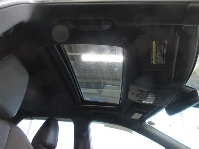 人気オプション、チルト＆スライド電動ムーンルーフが装備されています。