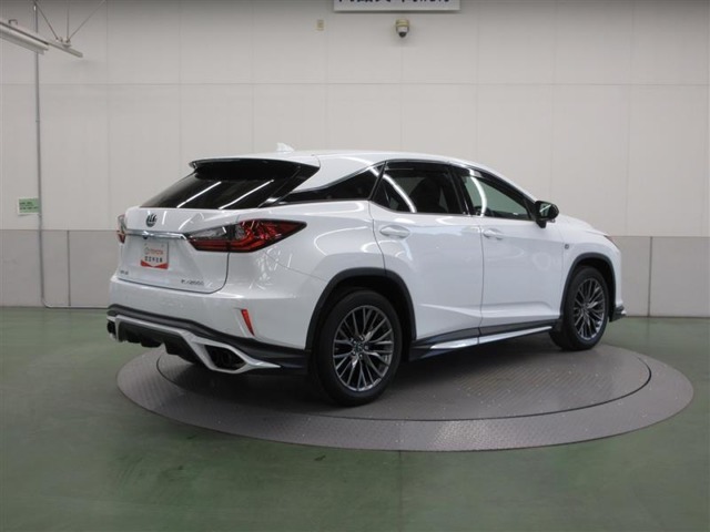 後方にかけて傾斜するルーフと、長めに設定されたリアオーバーハングによって、さながらクーペのような印象を持ちます。